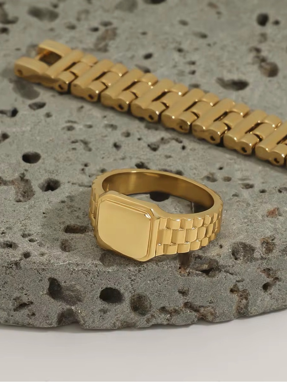 SIZE 7 | 18K Gold Plated Vintage Inspired Square Ring - Picture 2 of 6